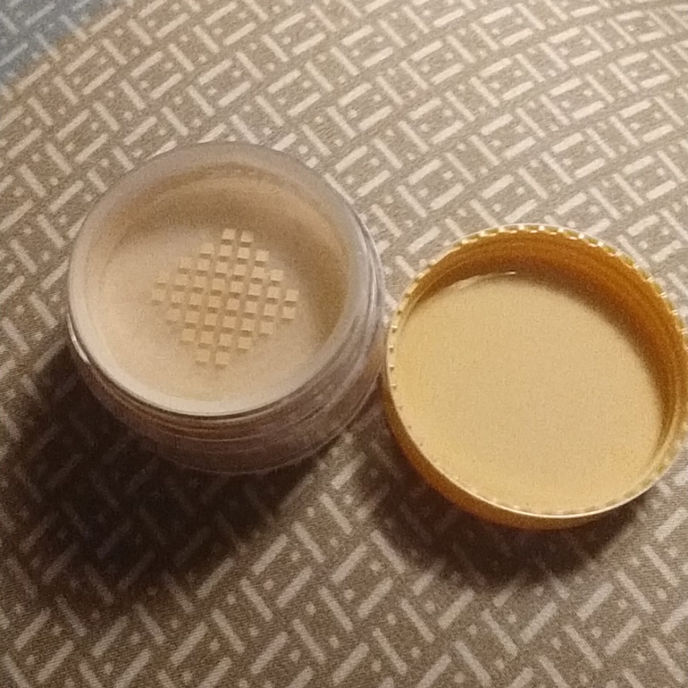 Bellapierre Cosmetics Banana Setting Powder - Picture 6 of 6